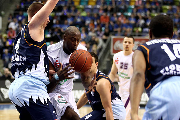 而新疆队则 而新疆队则